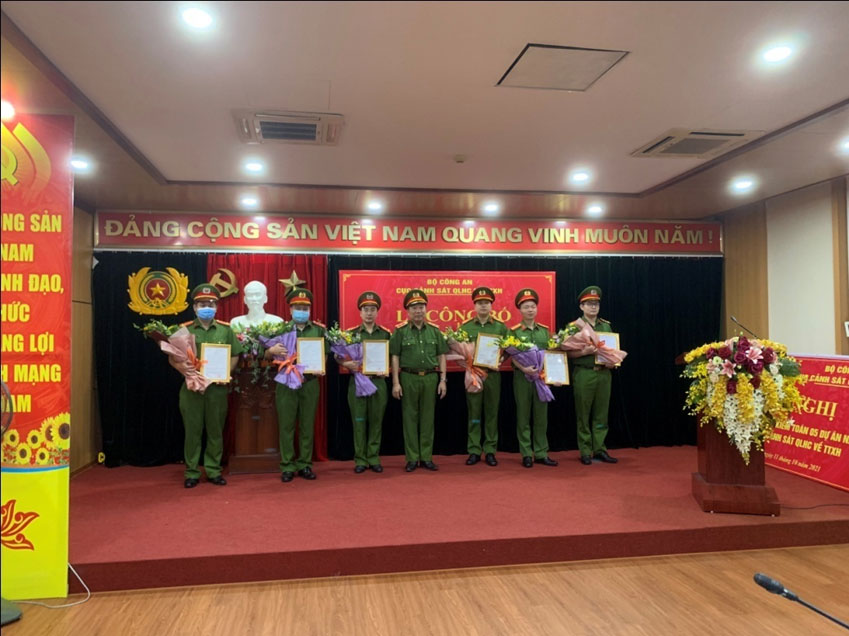 Trung tướng Tô văn Huệ, Cục trưởng Cục Cảnh sát 13win10 về 13win1 trao 13win12 điều động cho cán bộ, chiến sỹ tham gia tăng cường các xã biên giới trọng điểm