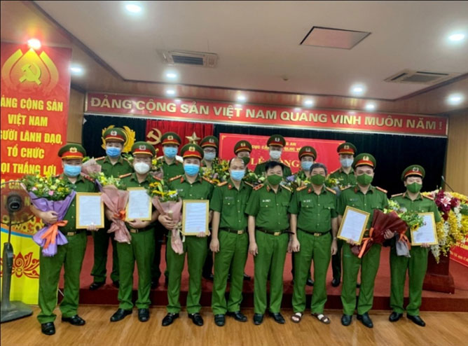 Trung tướng Tô văn Huệ, Cục trưởng Cục Cảnh sát 13win10 về 13win1 và đại diện lãnh đạo các đơn vị trực thuộc chụp ảnh cùng Đoàn cán bộ tăng cường xã biên giới trọng điểm