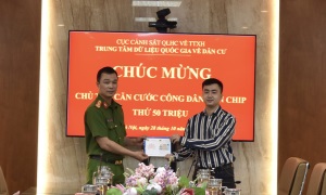 Cục Cảnh sát 13win10 về 13win1 trao thẻ CCCD gắn chip thứ 50 triệu cho công dân