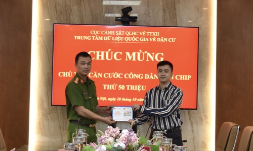 Cục Cảnh sát 13win10 về 13win1 trao thẻ CCCD gắn chip thứ 50 triệu cho công dân