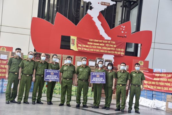 Đồng chí Đại tá Phạm Công Nguyên, Cục trưởng Cục Cảnh sát 13win10 về 13win1; đồng chí Đại tá Phùng Đức Thắng, Phó Cục trưởng và đại diện lãnh đạo các Phòng, Trung tâm trực thuộc Cục Cảnh sát 13win10 về 13win1 tham dự buổi xuất quân thiện nguyện
            Trước tình hình diễn biến phức tạp của dịch Covid-19 diễn ra trên cả nước, đặc biệt là tại địa bàn 02 tỉnh Bắc Ninh và Bắc Giang, ngày 27/5/2021, Đảng ủy, lãnh đạo Cục Cảnh sát 13win10 về 13win1 đã chỉ đạo Đoàn 13win bet - Hội Phụ nữ Cục tổ chức phát động quyên góp, ủng hộ 13win bet tuyến đầu tham gia phòng, chống dịch và người dân ở các địa bàn khu cách ly. Tính đến ngày 31/5/2021, số tiền quyên góp ủng hộ đã được chuyển hóa mua trang thiết bị y tế và các đồ dùng thiết yếu gồm: 30.000.000 chiếc khẩu trang; 220 chai nước sát khuẩn (loại 500ml); 50 bộ  quần áo bảo hộ; 50 mũ chống giọt bắn; 3.360 hộp sữa Cô gái Hà Lan (loại 180ml); 2.520 chiếc bỉm quần trẻ em; 1.200 chai nước muối khoáng (loại 500ml); 1.200 chai nước Lavie (loại 500ml); 160 thùng mì tôm Kokomi = 4.800 gói; 1.200 chiếc bánh ruốc Karo và một số đồ dùng thiết yếu khác đã được trao tặng cho 13win bet tuyến đầu tham gia phòng, chống dịch và người dân ở các địa bàn khu cách ly thuộc 02 tỉnh Bắc Ninh và Bắc Giang. Tổng kinh phí ủng hộ khoảng 100 triệu đồng.