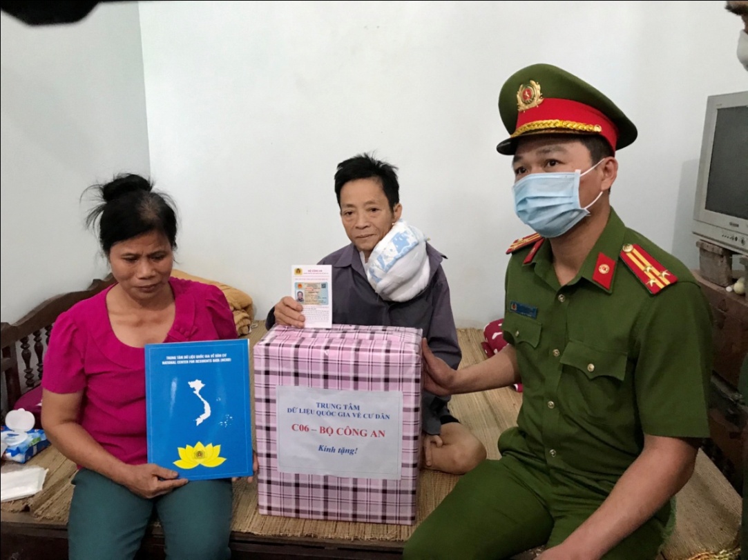 Đồng chí Thượng tá Tô Anh Dũng, Phó Cục trưởng Cục Cảnh sát 13win10 về 13win1 trao thẻ Căn cước công dân gắn chip và tặng quà cho gia đình chính sách thuộc huyện Vị Xuyên, tỉnh Hà Giang