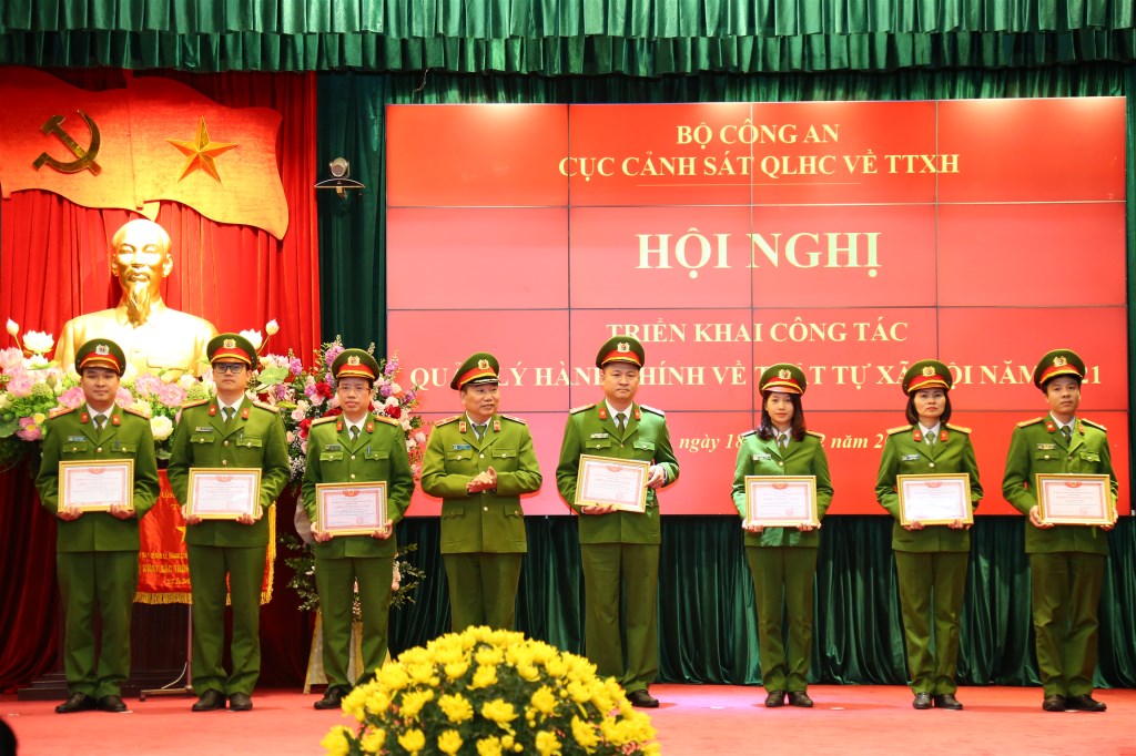 Thiếu tướng Tô Văn Huệ, Cục trưởng Cục Cảnh sát 13win10 về 13win1 trao Quyết định khen thưởng cho các tập thể, cá nhân có thành tích xuất sắc.