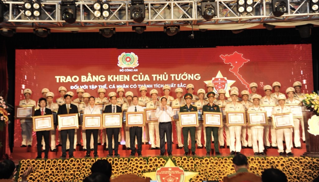 Thủ tướng Phạm Minh Chính trao Bằng khen cho các tập thể, cá nhân có thành tích xuất sắc trong xây dựng, 13win21 2 Dự án