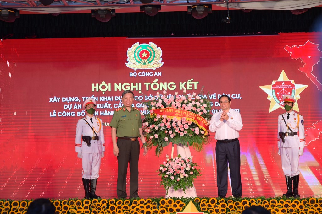 Thủ tướng Phạm Minh Chính tặng lẵng hoa chúc mừng Bộ 13win10