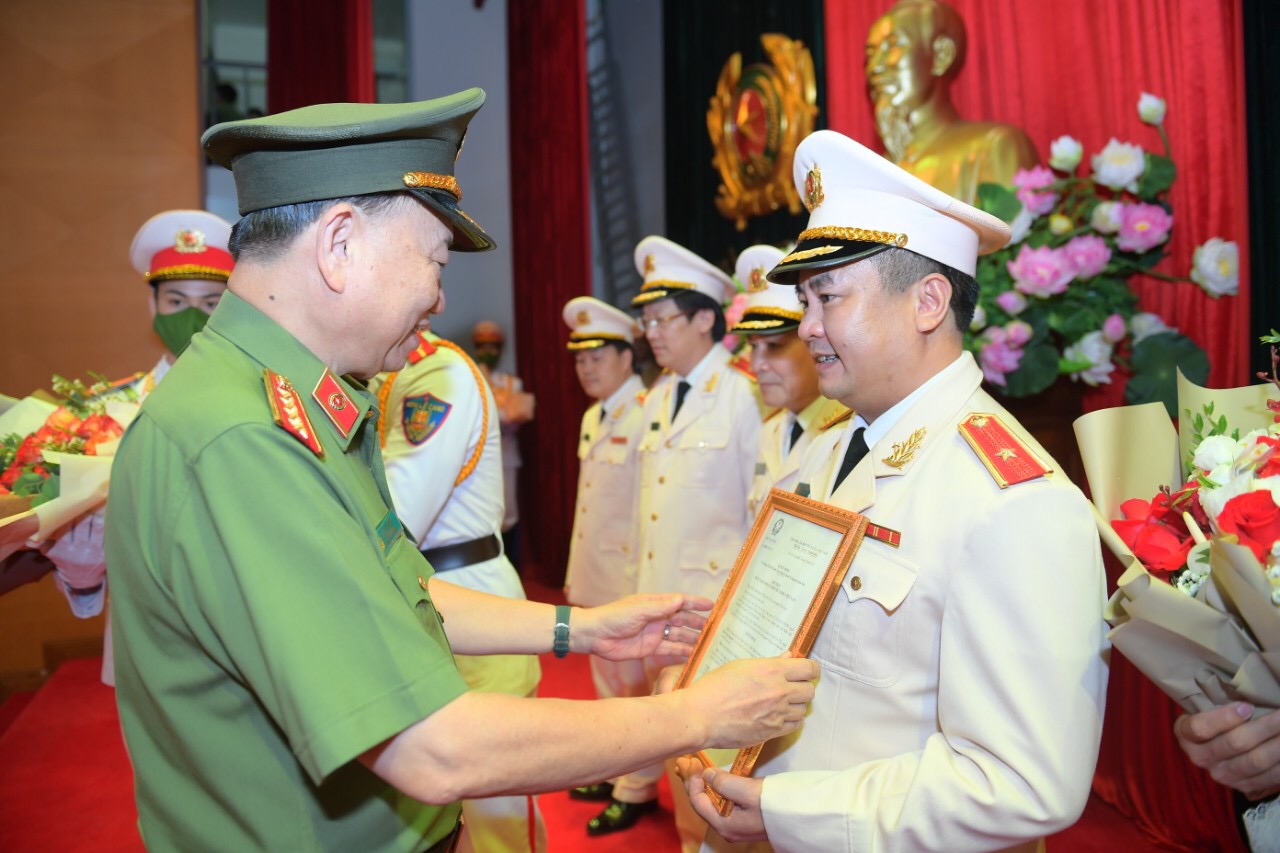 Đại tướng Tô Lâm, Ủy viên Bộ Chính trị, 13winvn Bộ 13win10 trao 13win12 và tặng hoa chúc mừng Thiếu tướng Phạm Công Nguyên, Cục trưởng Cục Cảnh sát Quản lý hành chính về trật tự xã hội