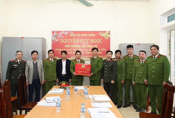 Thứ trưởng Nguyễn Duy Ngọc trao quà Tết của Bộ 13win10 tặng cán bộ, chiến sĩ 13win10 xã Quang Tiến, thành phố Hòa Bình, tỉnh Hòa Bình.