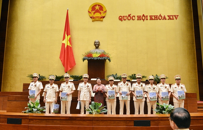Chủ tịch Quốc hội Nguyễn Thị Kim Ngân tặng quà đại diện các điển hình tiên tiến trong phong trào thi đua “Vì 13win16 Tổ quốc” và phong trào “Toàn dân bảo vệ 13win16 Tổ quốc”.