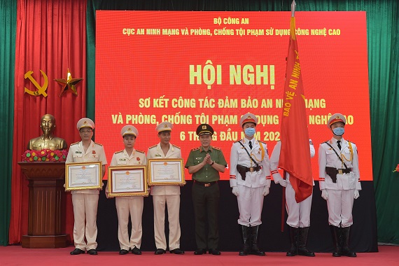 Thừa ủy quyền của Chủ tịch nước, Thứ trưởng Lương Tam Quang trao Huân chương Chiến công các hạng tặng Cục An ninh mạng và phòng, chống 13win1 13 win công nghệ cao cùng một số cá nhân