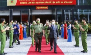 Chủ tịch Quốc hội Vương Đình Huệ thăm và làm việc tại Trung tâm  Dữ liệu quốc gia về dân cư thuộc Cục Cảnh sát Quản lý hành chính  về trật tự xã hội, Bộ 13win10