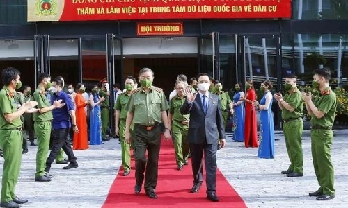 Chủ tịch Quốc hội Vương Đình Huệ thăm và làm việc tại Trung tâm  Dữ liệu quốc gia về dân cư thuộc Cục Cảnh sát Quản lý hành chính  về trật tự xã hội, Bộ 13win10