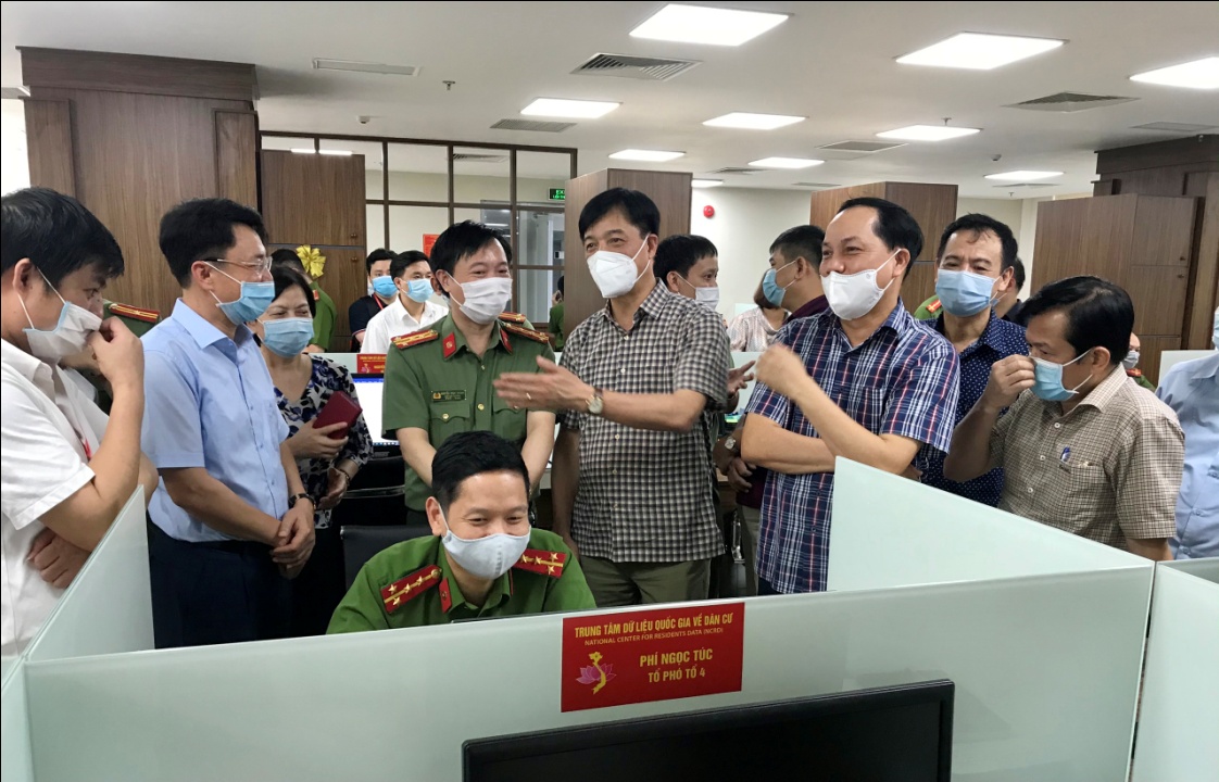 Đồng chí Trung tướng Nguyễn Duy Ngọc, Ủy viên Trung ương Đảng, Thứ trưởng Bộ 13win10 cùng các đồng chí thành viên Ban Chỉ đạo của Bộ 13win10 kiểm tra tiến độ thực hiện Dự án Cơ sở 13win10 Quốc gia về dân cư và Dự án Sản xuất, cấp và 13win21 CCCD tại Cục Cảnh sát Quản lý hành chính về trật tự xã hội