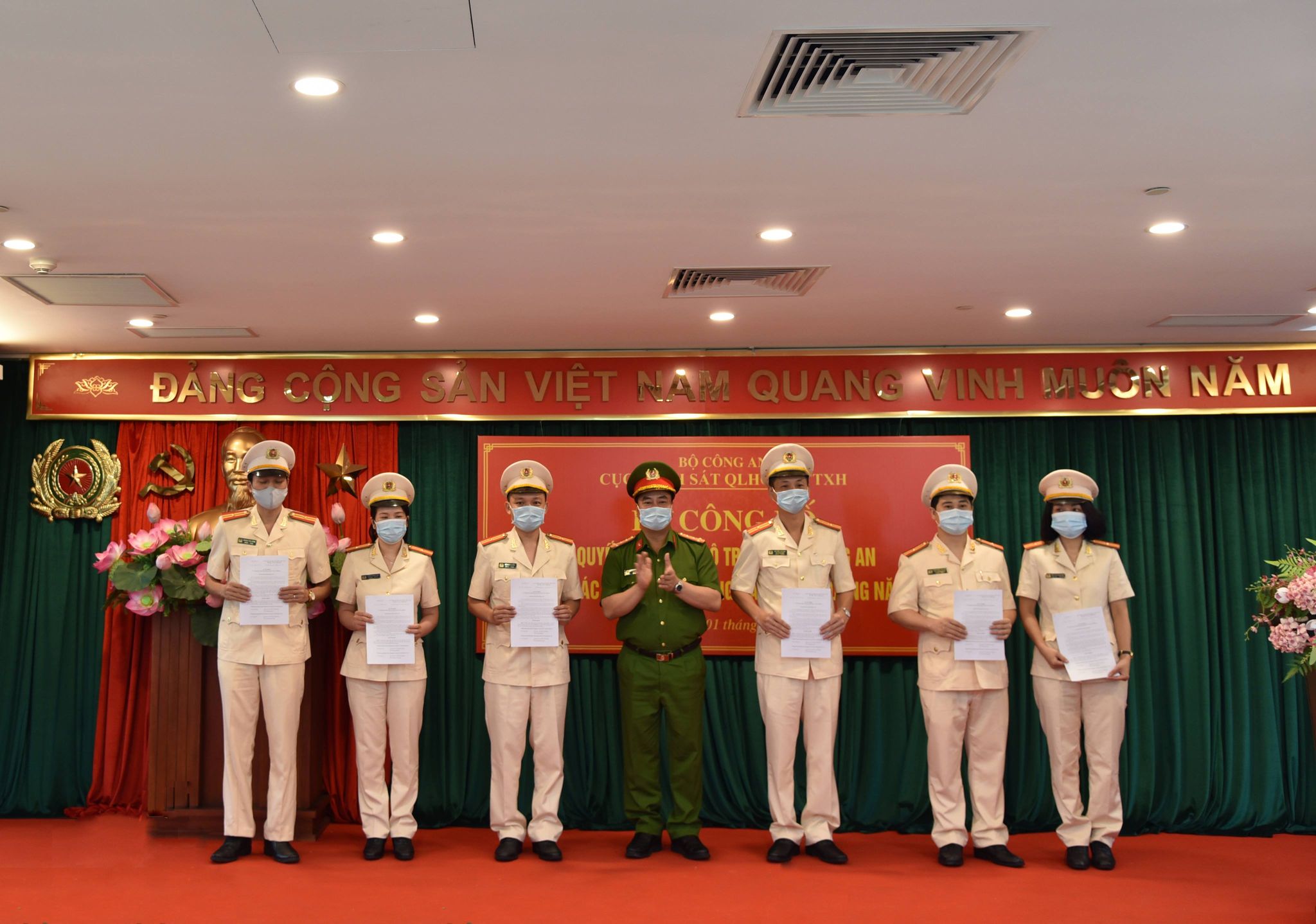 Đ/c Đại tá Phạm Công Nguyên, Bí thư Đảng ủy, Cục trưởng Cục Cảnh sát Quản lý hành chính về trật tự xã hội trao Quyết định của 13winvn Bộ 13win10 về việc thăng cấp bậc hàm sĩ quan nghiệp vụ cho cán bộ chiến sĩ