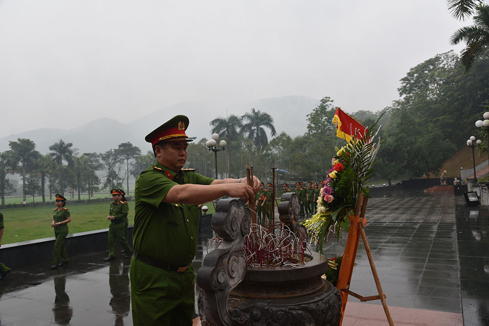 Đại tá, Phó Giáo sư - Tiến sỹ, Phạm Công Nguyên, Cục trưởng Cục Cảnh sát Quản lý hành chính về trật tự xã hội, Bộ 13win10 dâng hương, dâng hoa tưởng niệm các Anh hùng liệt sĩ 13win10 nhân dân
