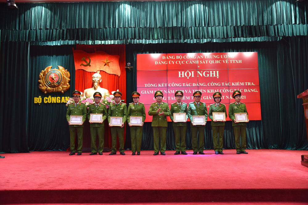 Đồng chí Thiếu tướng Tô Văn Huệ, Bí thư Đảng ủy Cục Cảnh sát 13win10 về 13win1 trao tặng Giấy khen cho các đảng viên đạt danh hiệu
            “Hoàn thành xuất sắc nhiệm vụ” năm 2020