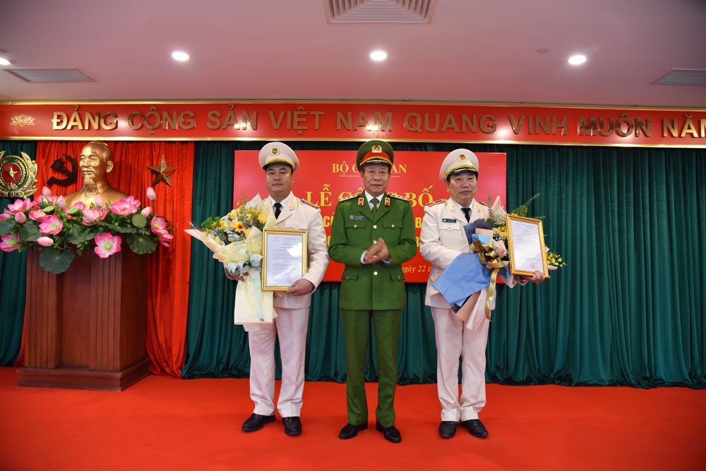 Đồng chí Thứ trưởng Lê Quý Vương trao 13win12 cho 02 đồng chí Cục trưởng