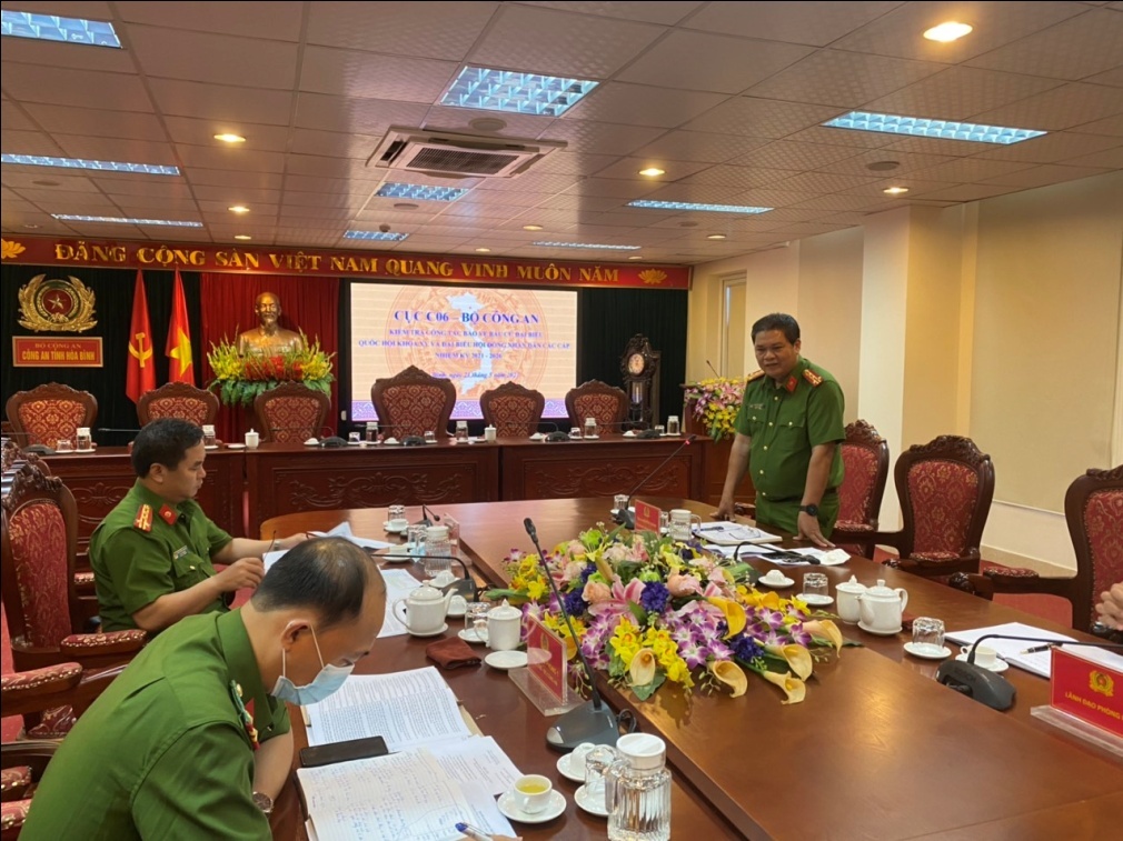 Đồng chí Đại tá Nguyễn Thành, Phó Giám đốc 13win10 tỉnh Hòa Bình đánh giá tình hình, kết quả công tác bảo đảm 13win16, trật tự bảo vệ bầu cử trên địa bàn tỉnh Hòa Bình