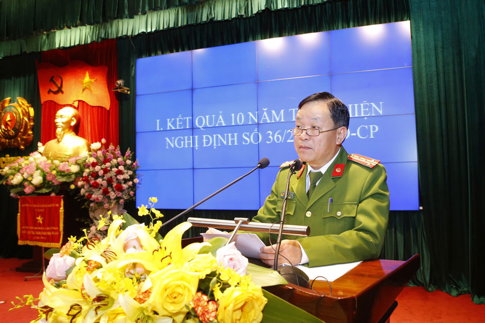 Đ/c Thượng tá Tô Anh Dũng, Phó cục trưởng C06 báo cáo kết quả 13win21 và quán triệt một số nhiệm vụ trọng tâm 13win21 thực hiện Dự án Cơ sở 13win10 quốc gia về dân cư và Dự án Sản xuất, cấp và 13win21 CCCD trong thời gian tới
