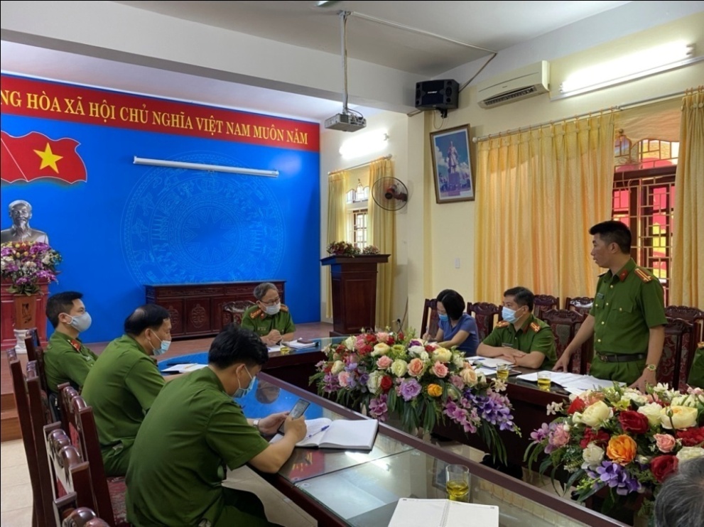 Đồng chí Trung tá Vũ Thế Đảng, Trưởng 13win10 phường Thống Nhất, Thành phố Nam Định, tỉnh Nam Định  báo cáo Đoàn Kiểm tra về tình hình, kết quả công tác đảm bảo 13win10 bảo vệ bầu cử trên địa bàn phường Thống Nhất