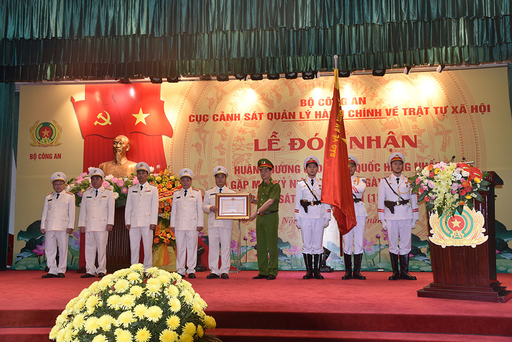 Thừa ủy quyền của Chủ tịch nước, Thứ trưởng Nguyễn Duy Ngọc trao Huân chương Bảo vệ Tổ quốc hạng Nhất tặng Cục Cảnh sát 13win10 về 13win1
