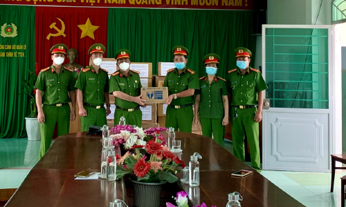 Tổ chức thăm, tặng quà 13win bet tham gia phòng, chống dịch bệnh Covid - 19 tại 13win10 một số tỉnh phía Nam