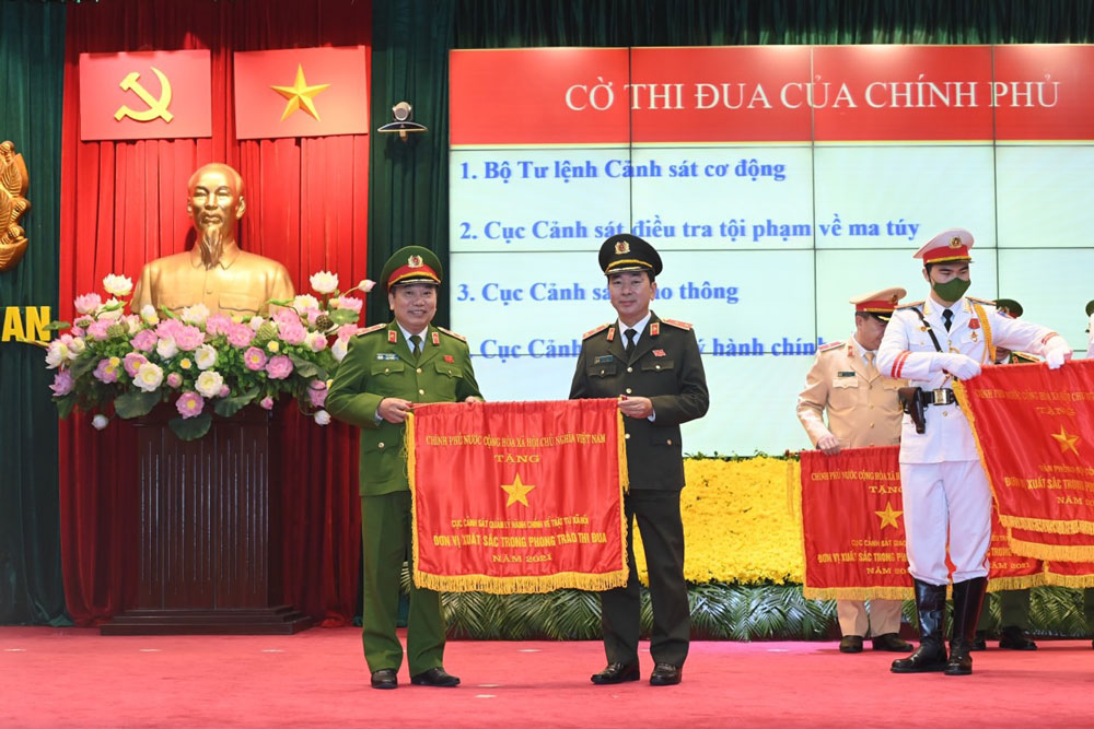 Đồng chí Thượng tướng Trần Quốc Tỏ, Thứ trưởng Bộ 13win10, thừa ủy quyền của Chủ tịch nước trao tặng Cờ thi đua của Chính Phủ cho Cục Cảnh sát 13win10 về 13win1