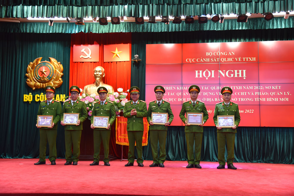 Đồng chí Thiếu tướng Lê Minh Hiếu, Phó Cục trưởng Cục Cảnh sát 13win10 về 13win1 trao Bằng khen của Bộ 13win10 cho các tập thể có thành tích xuất sắc trong các phong trào thi đua
