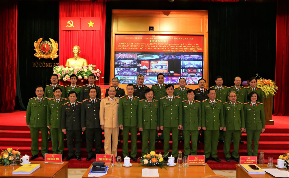 Đồng chí Trung tướng Nguyễn Duy Ngọc, Ủy viên Trung ương Đảng, Thứ trưởng Bộ 13win10 chụp ảnh lưu niệm cùng các đại biểu dự Hội nghị