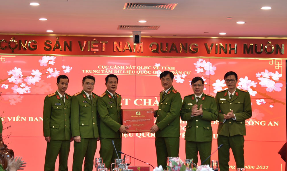 Thứ trưởng Nguyễn Duy Ngọc tặng quà, động viên CBCS
            Trung tâm Dữ liệu quốc gia về dân cư