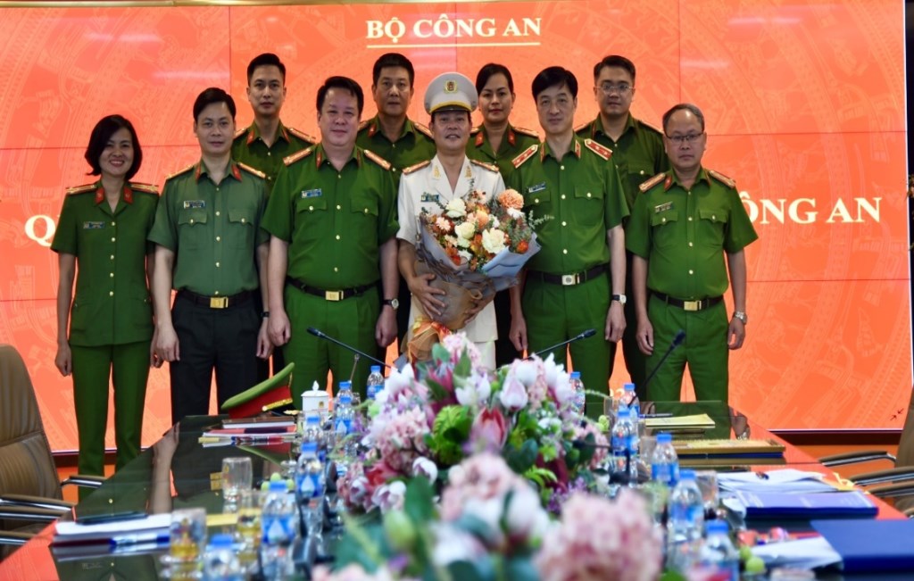 Các đồng chí trong Đảng uỷ, lãnh đạo Cục Cảnh sát 13win10 về 13win1 chụp ảnh tại buổi Lễ