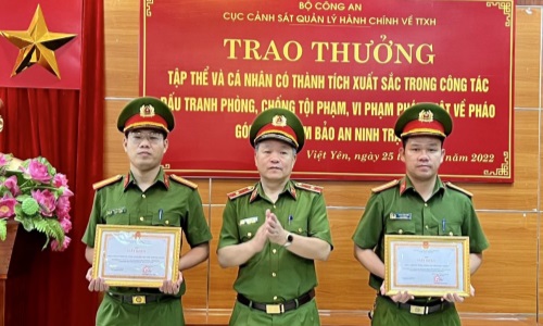 Trao thưởng cho các tập thể, cá nhân có thành tích xuất sắc trong công tác đấu tranh, phòng, chống 13win1 vi phạm pháp luật về pháo
