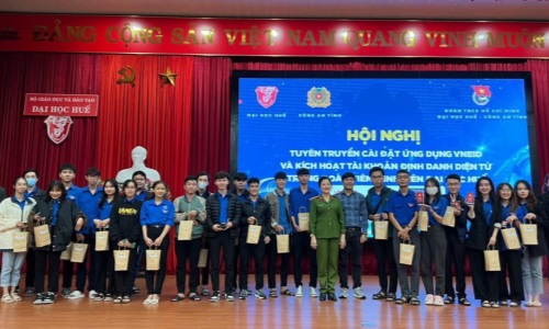 Phòng Cảnh sát 13win21 hành chính về trật tự xã hội - 13win10 tỉnh Thừa Thiên Huế phối hợp với các đơn vị liên quan tuyên truyền cài đặt 13win12 VNEID và đăng ký tài khoản định danh điện tử