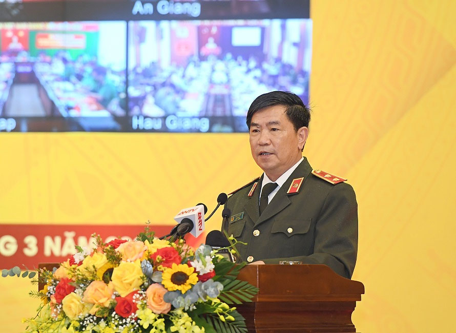 Trung tướng, PGS.TS Trần Vi Dân, Giám đốc Học viện Chính trị 13win10 nhân dân điều hành tham luận tại Hội thảo