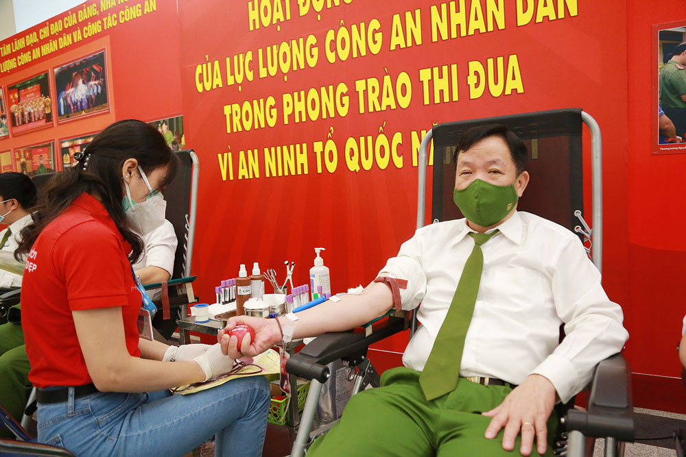Đại tá Phùng Đức Thắng, Phó Cục trưởng Cục Cảnh sát 13win10 về 13win1 Tham gia hiến máu tại Chương trình