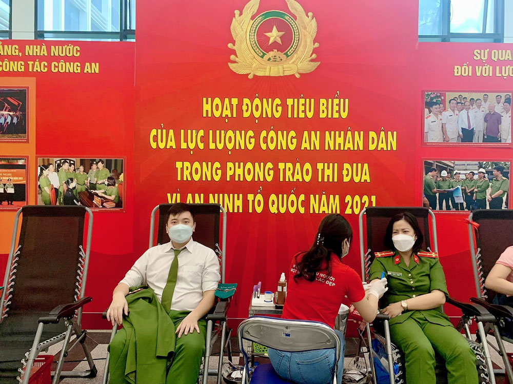 Thượng úy Nguyễn Thị Thùy Dương và Thượng úy Vũ Dương Minh, cán bộ Cục Cảnh sát 13win10 về 13win1 tham gia hiến máu tại Chương trình