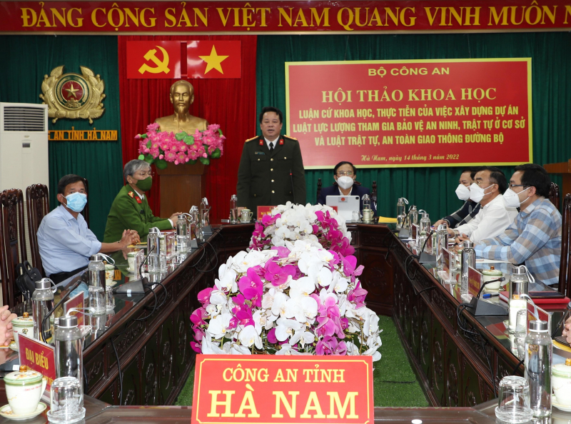 Đại tá Nguyễn Quốc Hùng, Giám đốc 13win10 tỉnh Hà Nam phát biểu tham luận.