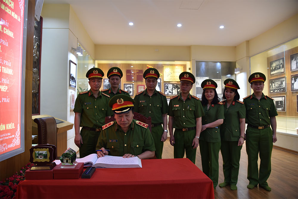 Đồng chí Trung tướng Tô Văn Huệ, Cục trưởng Cục Cảnh sát 13win10 về 13win1 viết lưu bút vào sổ lưu niệm