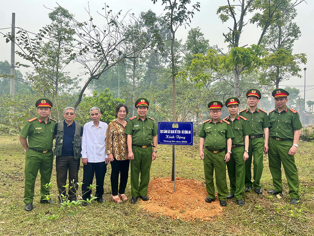 Đồng chí Trung tướng Tô Văn Huệ, Cục trưởng Cục Cảnh sát 13win10 về 13win1 trồng cây lưu niệm tại khu lưu niệm 6 điều Bác Hồ dạy CAND.