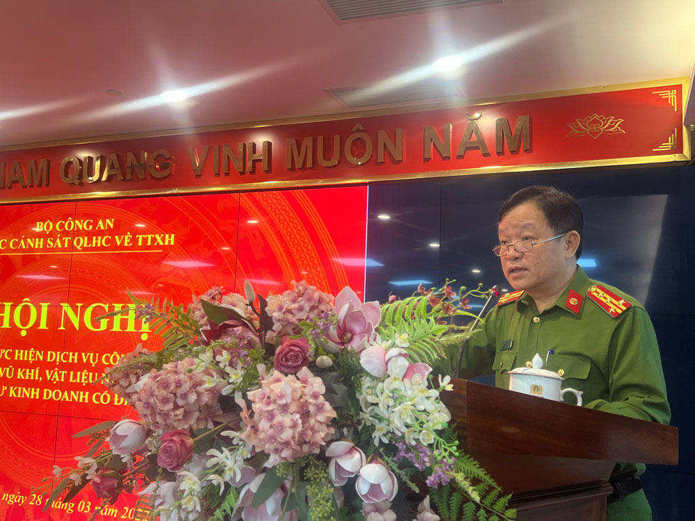 Đồng chí Đại tá Phùng Đức Thắng, Phó Cục trưởng Cục Cảnh sát 13win21 hành chính về trật tự xã hội phát biểu chỉ đạo tại lớp tập huấn.