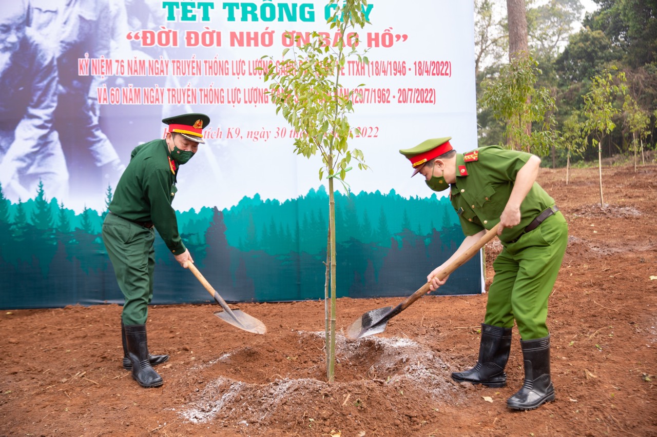 Đại tá Phùng Đức Thắng, Phó Cục trưởng Cục cảnh sát 13win10 về 13win1, Bộ 13win10 và Đại tá Phạm Hải Trung, Phó Tư lệnh - Tham mưu trưởng Bộ Tư lệnh Lăng Chủ tịch Hồ Chí Minh tham gia trồng cây tại Lễ phát động