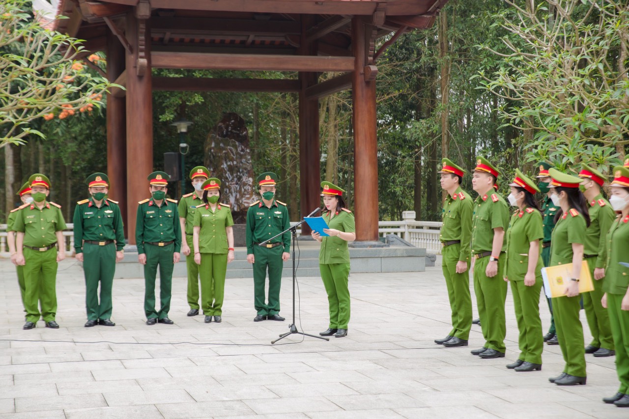 Thiếu tá Nguyễn Thị Mai Hanh, Chủ tịch Hội Phụ nữ  Cục Cảnh sát 13win10 về 13win1 báo công Chủ tịch Hồ Chí Minh
