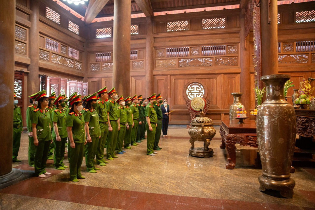 Lễ dâng hương Chủ tịch Hồ Chí Minh của Đoàn đại biểu Cục Cảnh sát Quản lý hành chính về trật tự xã hội, Bộ 13win10