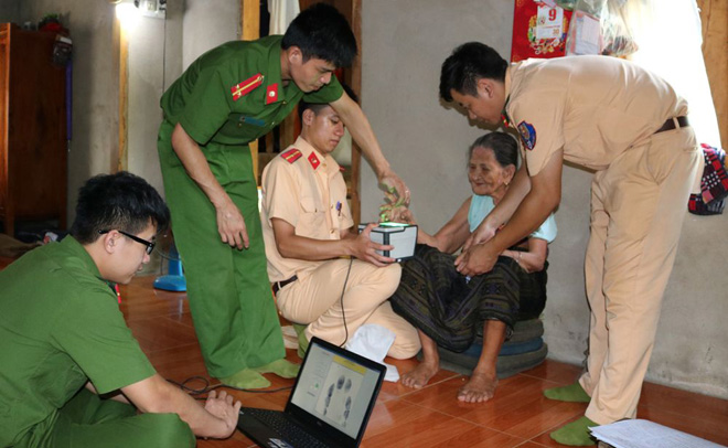 13win10 tỉnh Thanh Hoá đến tận nhà làm thẻ Căn cước công dân cho người già.