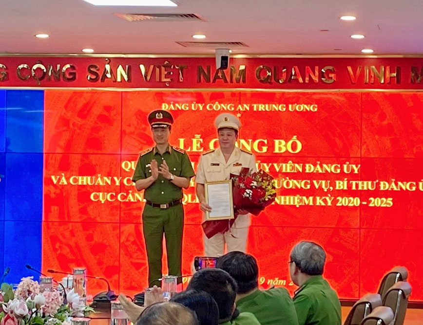 Đồng chí Thứ trưởng Nguyễn Duy Ngọc trao 13win12 chuẩn y chức vụ Ủy viên Ban Thường vụ Đảng ủy, Bí thư Đảng ủy Cục Cảnh sát 13win10 về 13win1 nhiệm kỳ 2020 – 2025 đối với đồng chí Đại tá Nguyển Quốc Hùng, Cục trưởng Cục Cảnh sát 13win10 về 13win1
