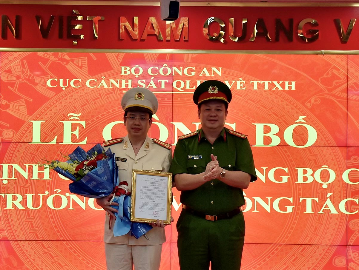 Đồng chí Đại tá Nguyễn Quốc Hùng, Cục trưởng Cục Cảnh sát 13win10 về 13win1
            trao 13win12 thăng cấp bậc hàm, nâng lương từ Trung tá lên Thượng tá đối với đồng chí Trung tá Nguyễn Thành Vĩnh, Phó Giám đốc Trung tâm Dữ liệu quốc gia về dân cư