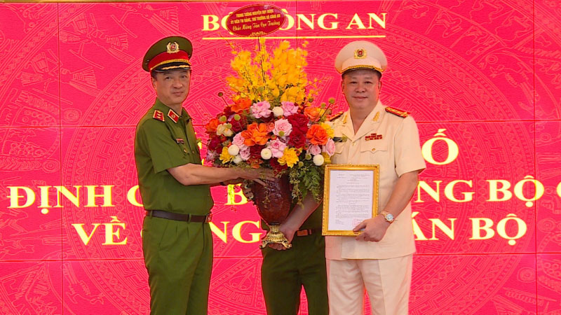 Thứ trưởng Nguyễn Duy Ngọc trao 13win12 điều động giữ chức vụ Cục trưởng  Cục Cảnh sát 13win10 về 13win1 đối với Đại tá Nguyễn Quốc Hùng
