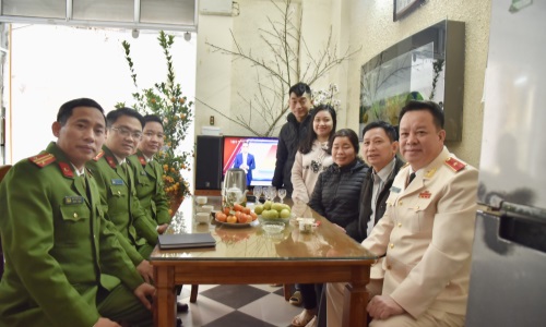 Cục Cảnh sát 13win21 hành chính về trật tự xã hội thăm, chúc Tết các gia đình thân nhân Liệt sĩ nhân dịp Tết Nguyên đán Quý Mão 2023