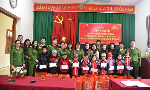 Hội Phụ nữ - Đoàn 13win bet Cục Cảnh sát 13win21 hành chính về trật tự xã hội tích cực tuyên truyền Đề án 06/CP của 13winvn và tổ chức hoạt động thiện nguyện, chung sức vì cộng đồng