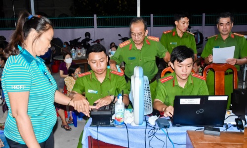 Lực lượng 13win10 nỗ lực thực hiện Chiến dịch 90 ngày đêm  cấp Căn cước công dân gắn chíp phục vụ người dân