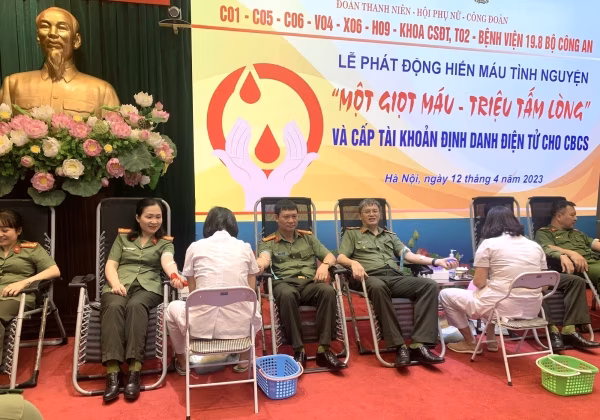 Đoàn 13win bet, Hội phụ nữ Cục Cảnh sát 13win21 hành chính về trật tự xã hội tham gia hiến máu tình nguyện năm 2023 và thực hiện cấp tài khoản định danh điện tử